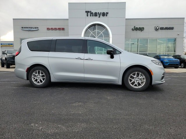 2024 Chrysler Pacifica Touring L's photo