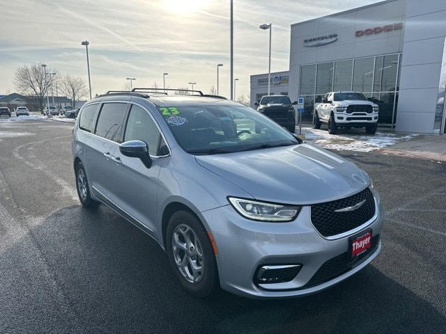 2023 Chrysler Pacifica Limited's photo