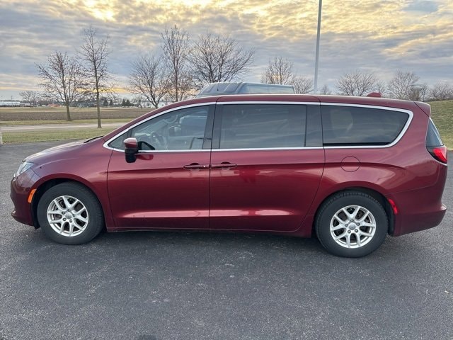 2017 Chrysler Pacifica LX's photo