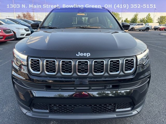 2024 Jeep Compass Latitude Lux photo 2