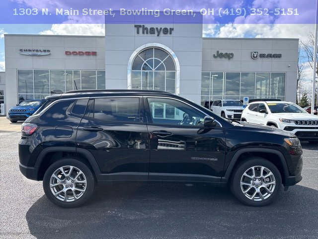 2024 Jeep Compass Latitude Lux photo 2