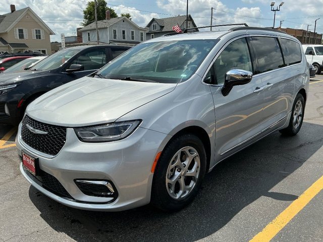 2023 Chrysler Pacifica Limited photo 2
