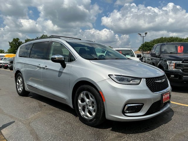 2023 Chrysler Pacifica Limited's photo