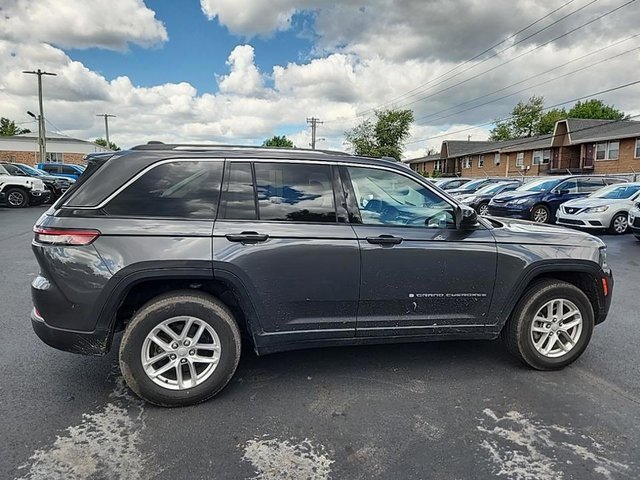 2023 Jeep Grand Cherokee Laredo photo 3