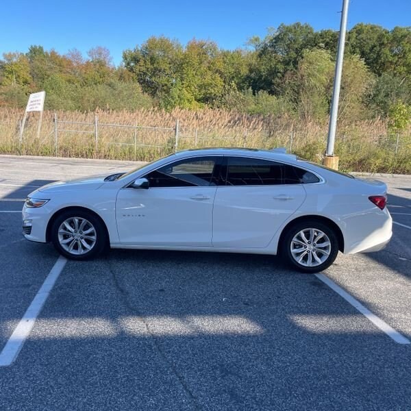 2024 Chevrolet Malibu 1LT photo 2