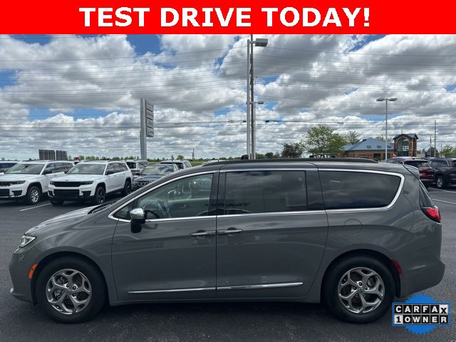 2023 Chrysler Pacifica Limited photo 2