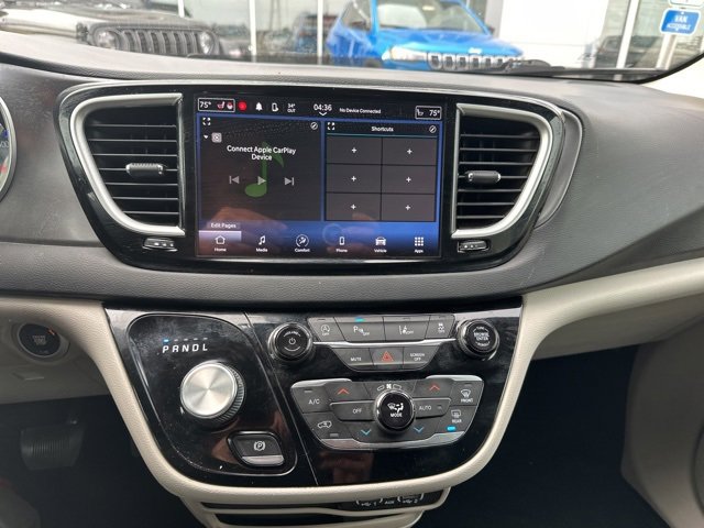 2022 Chrysler Pacifica Touring L photo 2