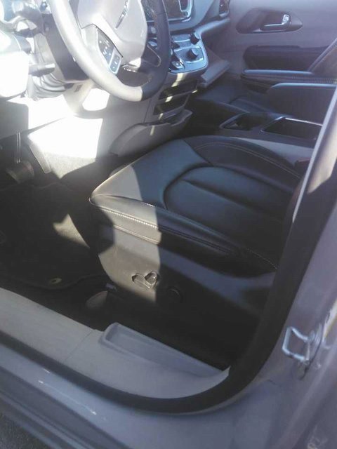 2024 Chrysler Pacifica Touring L photo 3