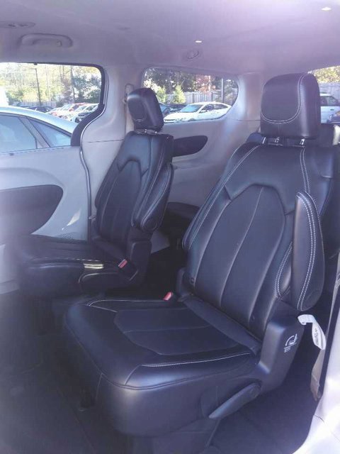 2024 Chrysler Pacifica Touring L photo 2