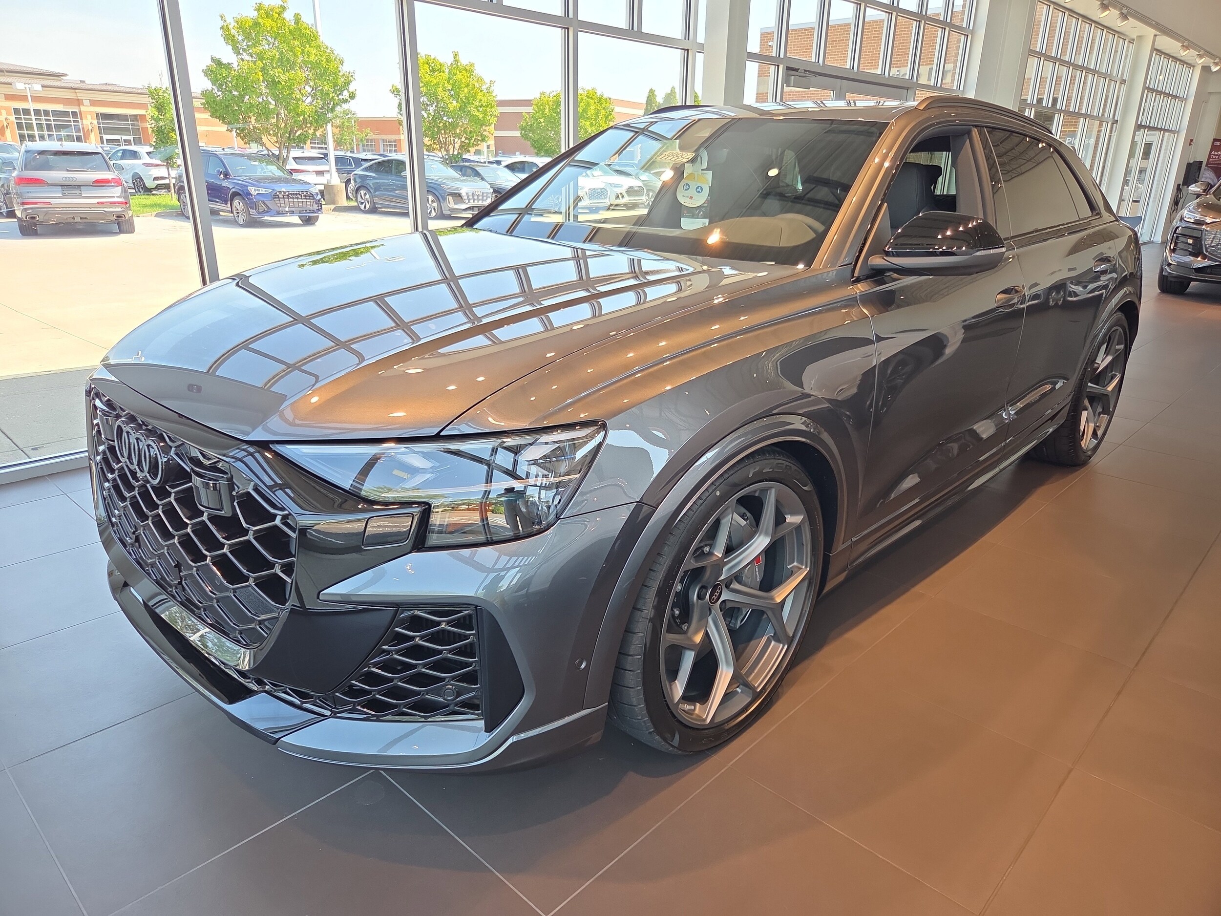 2025 Audi RS Q8 photo 2