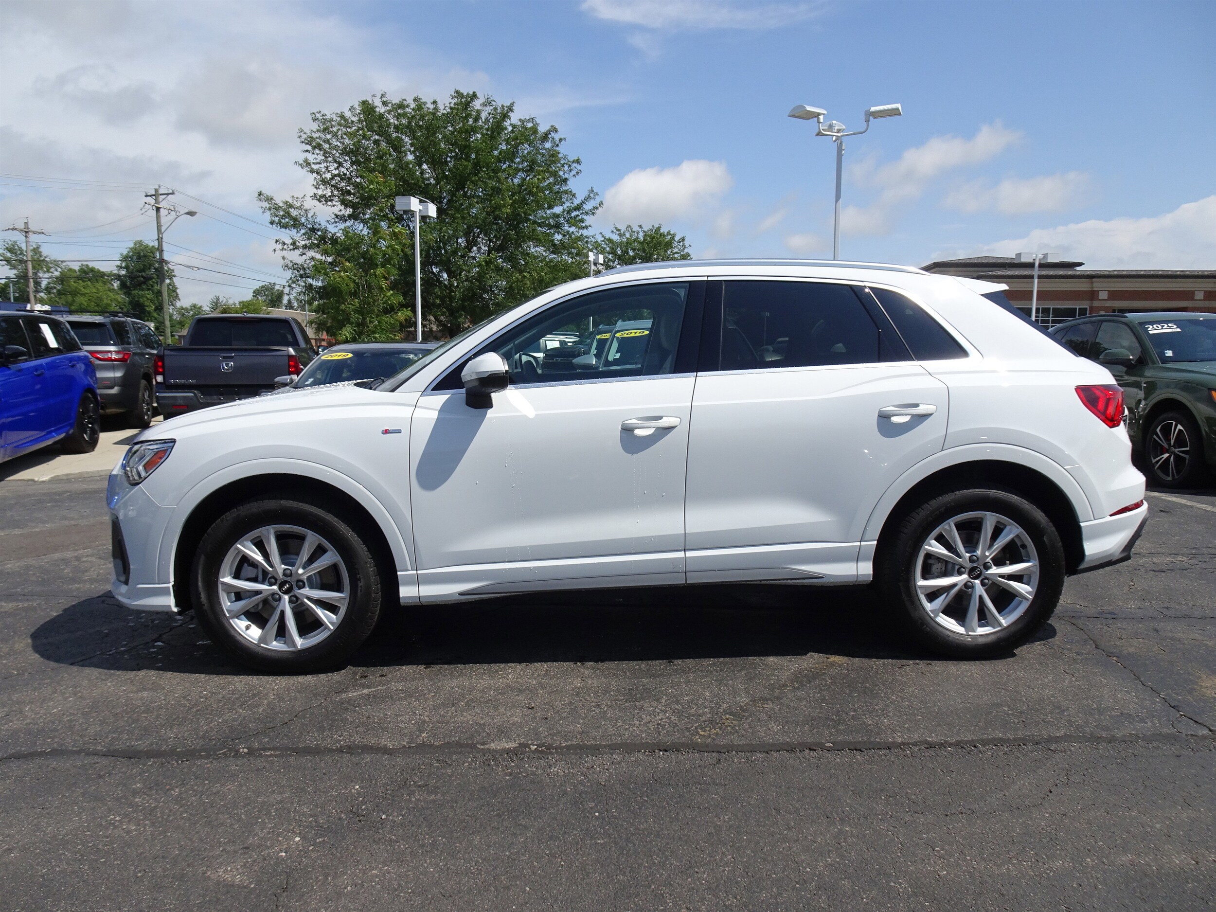 2025 Audi Q3 S line Premium Plus photo 2