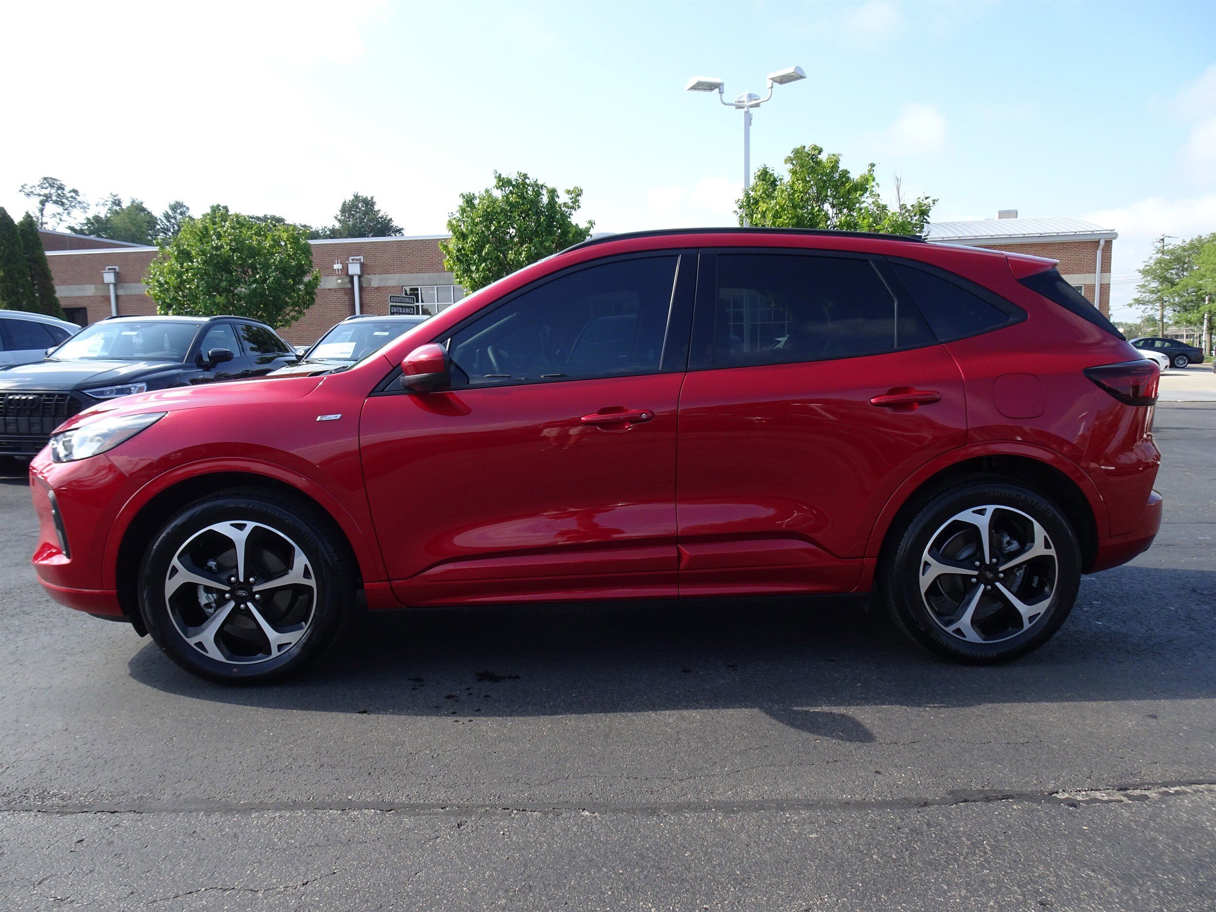 2023 Ford Escape ST-Line Select photo 2
