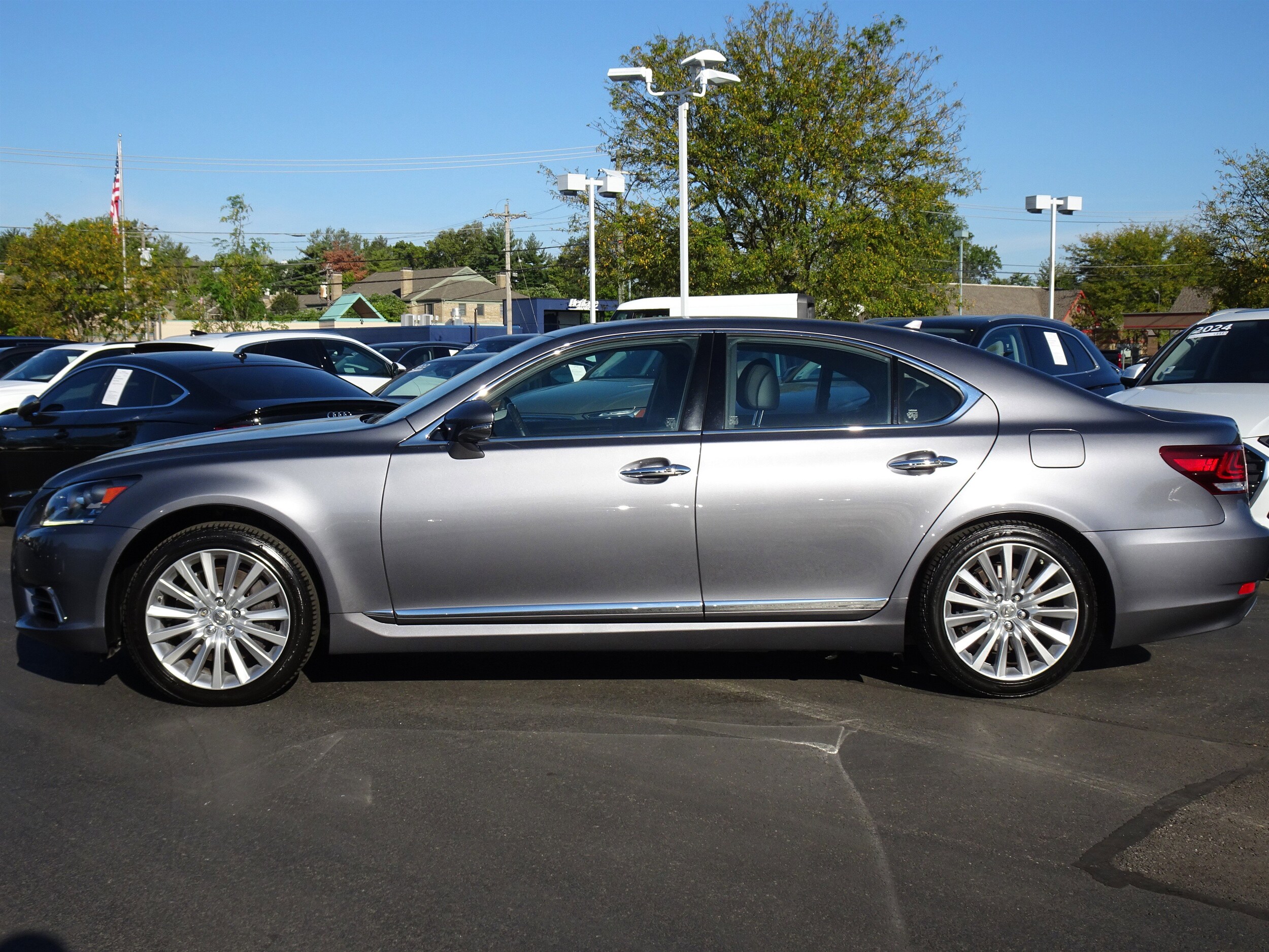2013 Lexus LS 460 photo 2