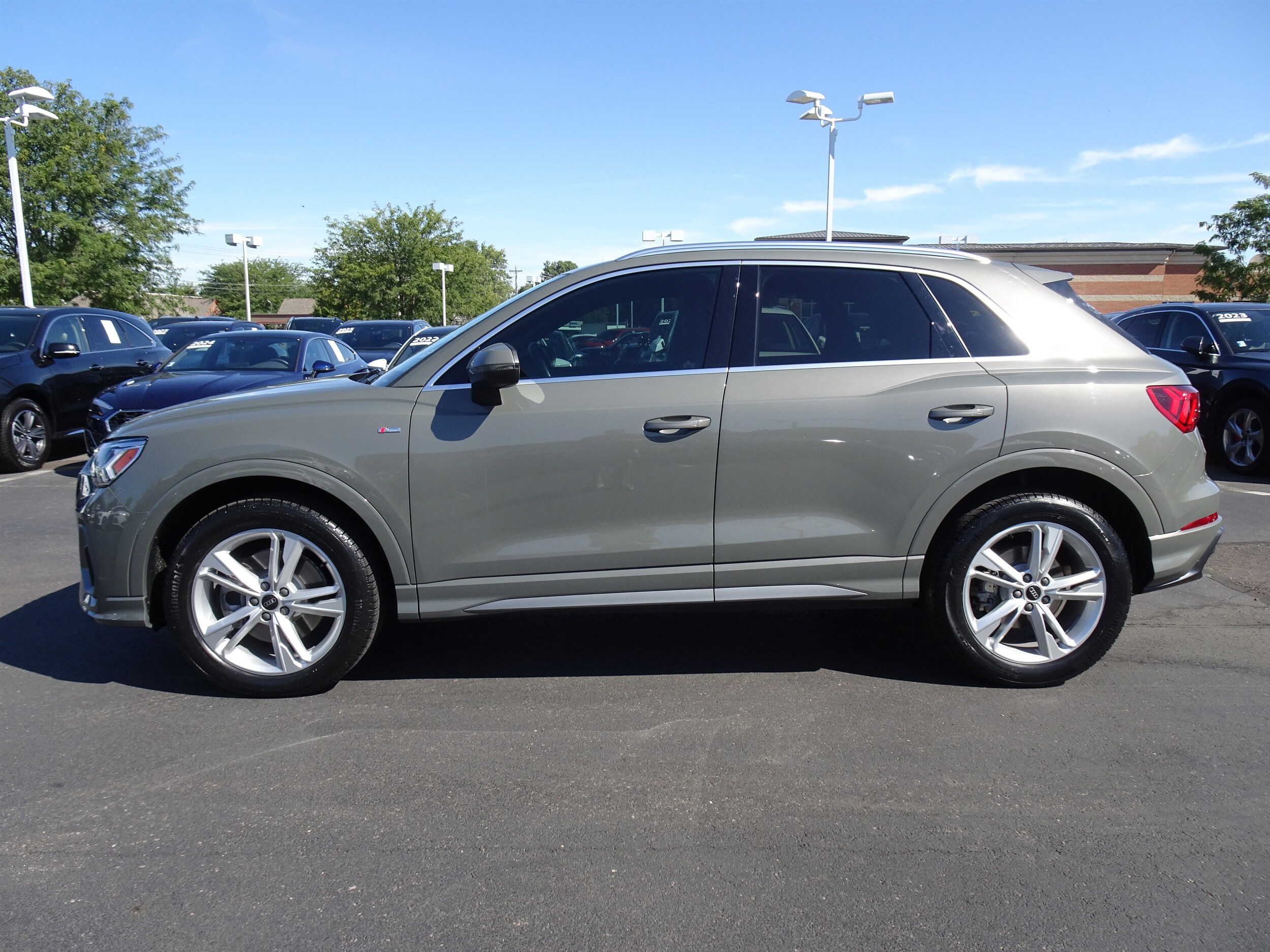 2022 Audi Q3 S line Premium Plus photo 2