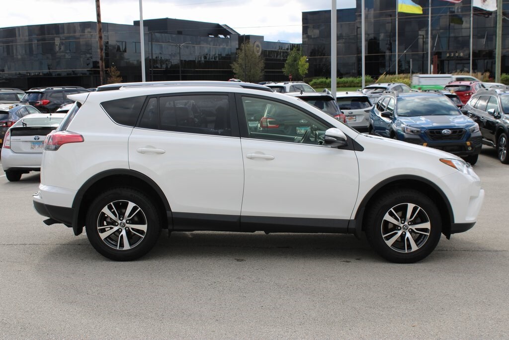 2017 Toyota RAV4 XLE photo 4