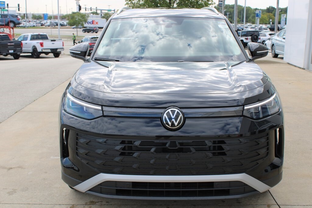 2025 Volkswagen Tiguan SE photo 2