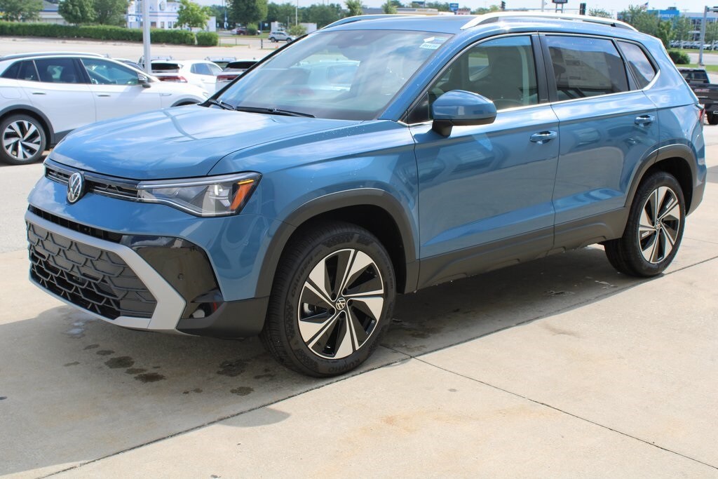 2025 Volkswagen Taos SE photo 3