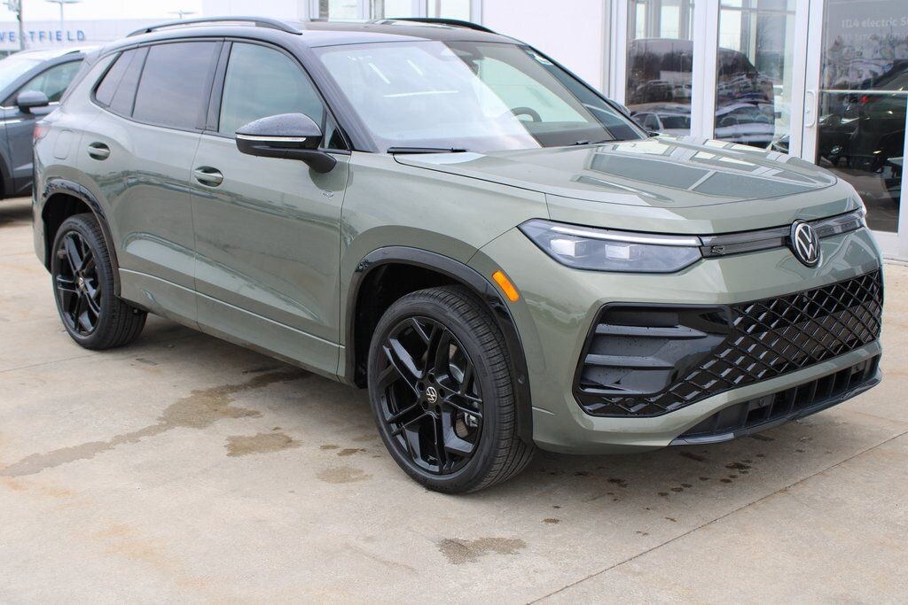 New 2026 Volkswagen Tiguan 2.0T SE R-Line Black SUV