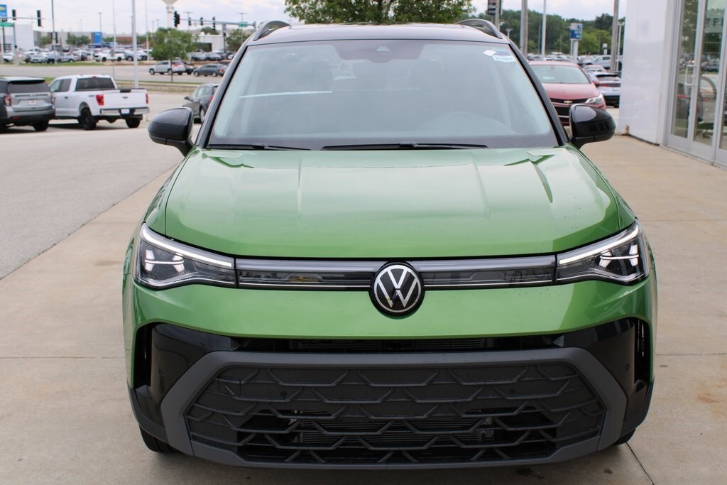 2025 Volkswagen Taos SE photo 2