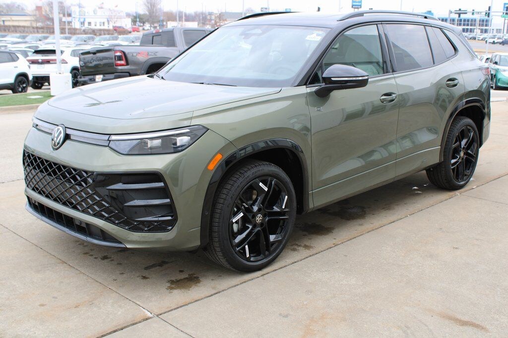 New 2026 Volkswagen Tiguan 2.0T SE R-Line Black SUV