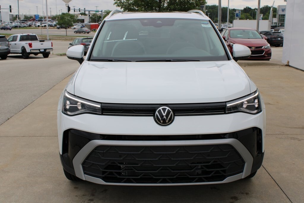 2025 Volkswagen Taos SE photo 2