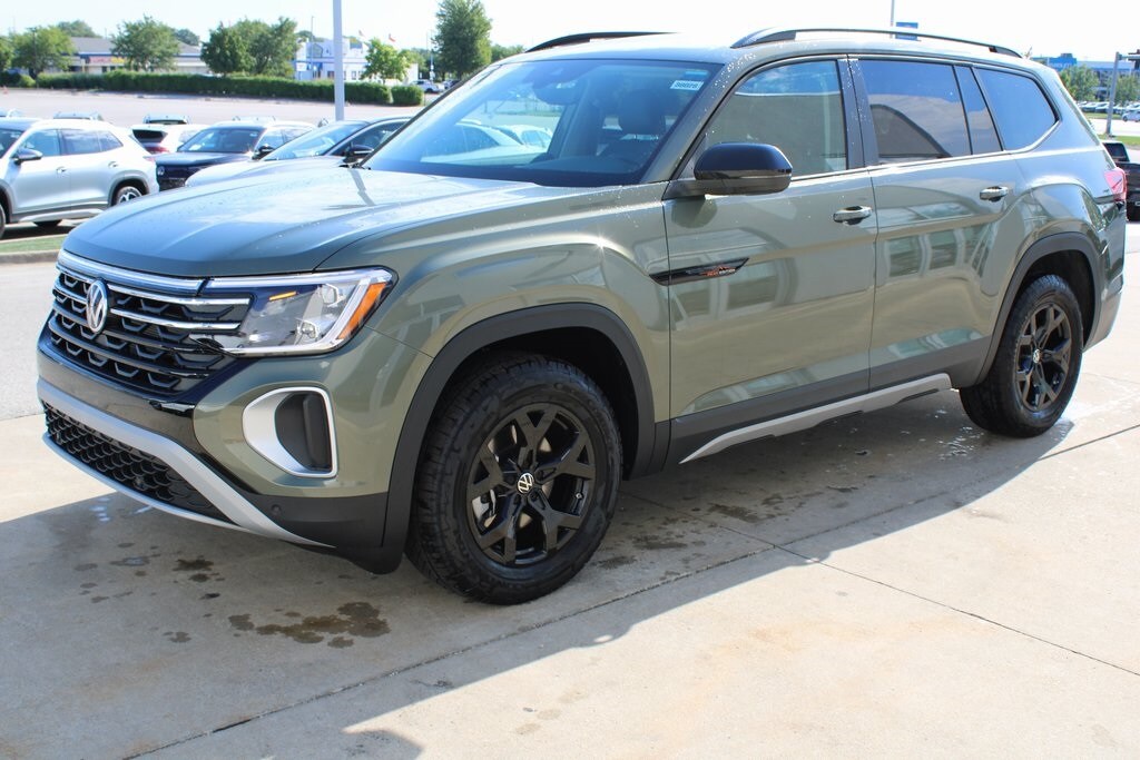 2025 Volkswagen Atlas Peak Edition SE photo 3