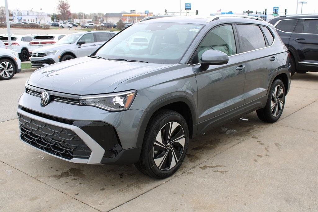 2025 Volkswagen Taos SE photo 3
