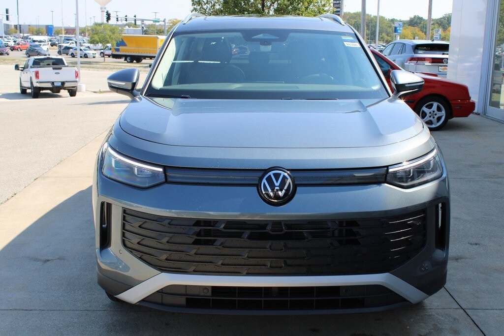 2025 Volkswagen Tiguan SE photo 2