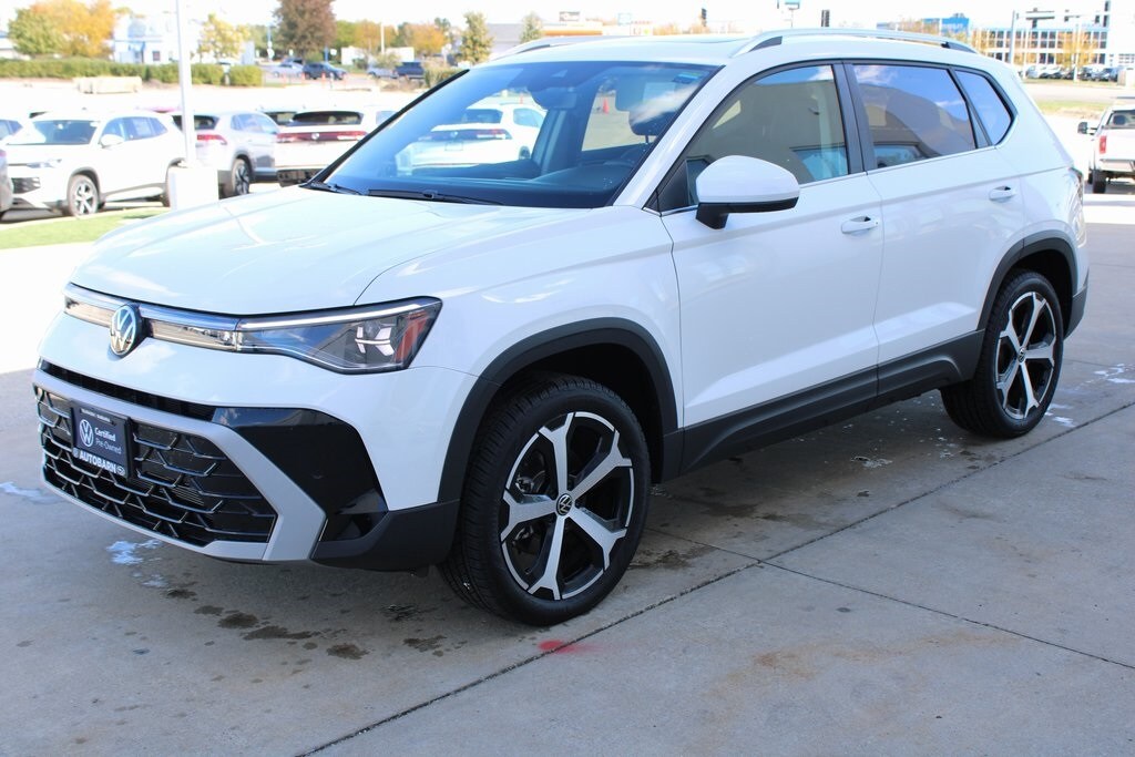 2025 Volkswagen Taos SEL photo 3