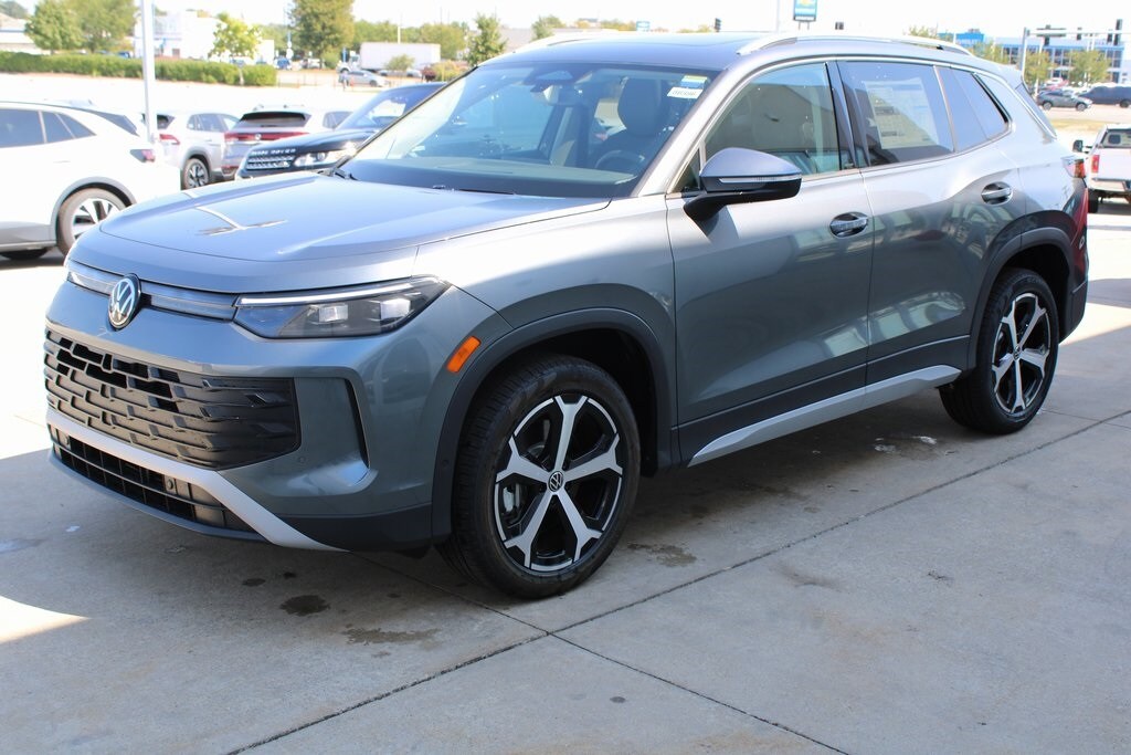 2025 Volkswagen Tiguan SE photo 3