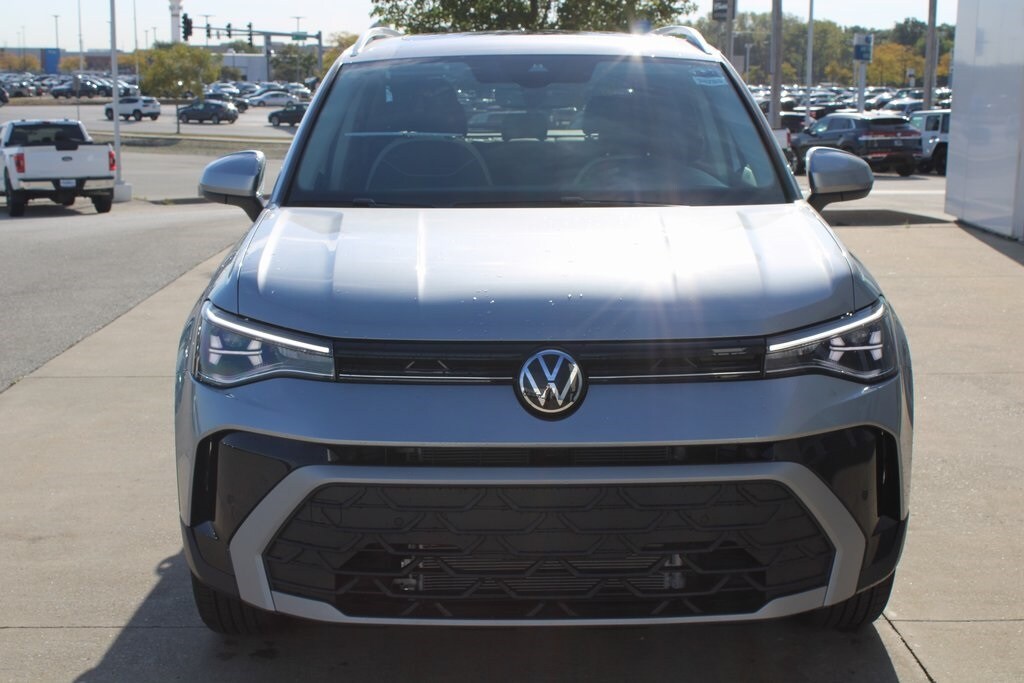 2025 Volkswagen Taos SE photo 2