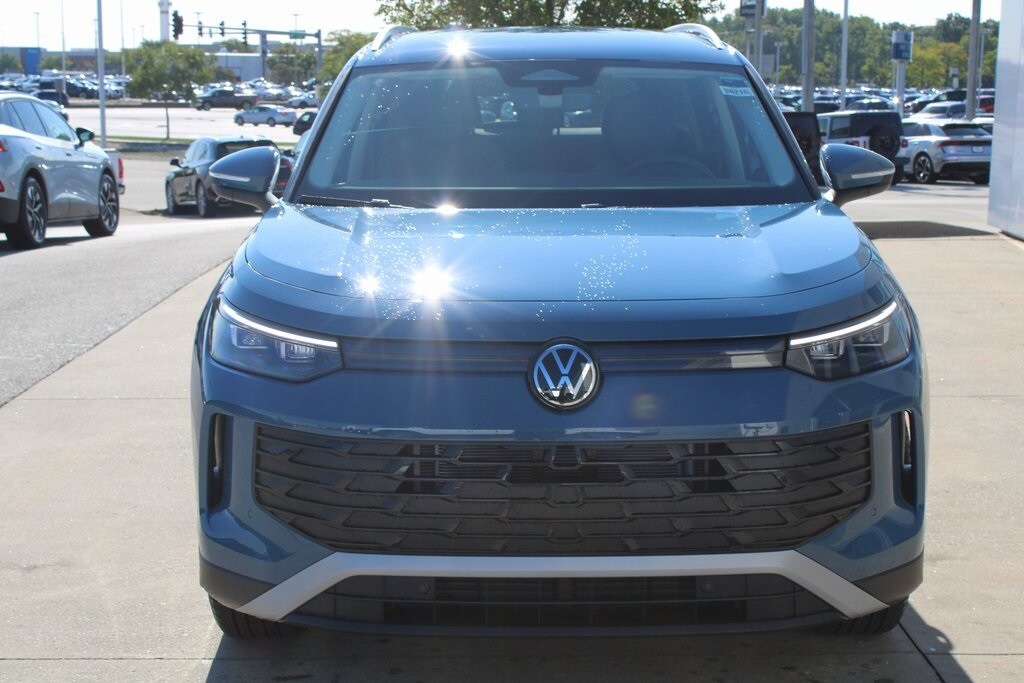 2025 Volkswagen Tiguan SE photo 2