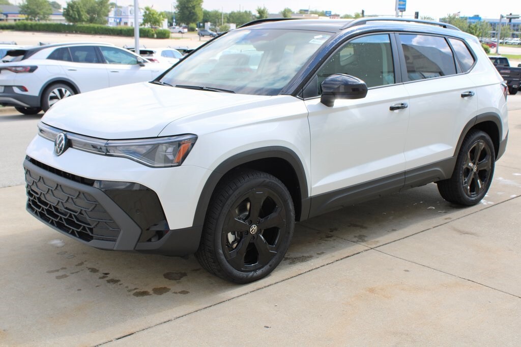 2025 Volkswagen Taos SE photo 2