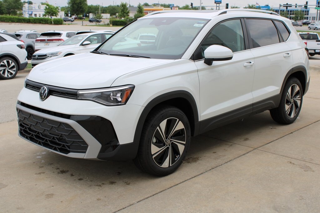 2025 Volkswagen Taos SE photo 3