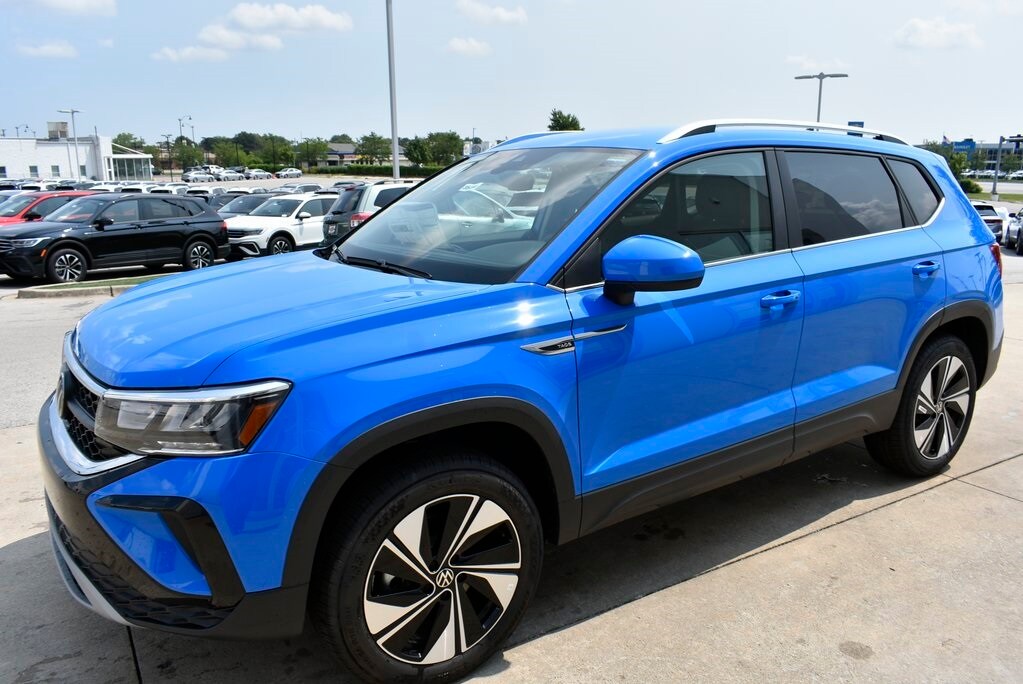 2024 Volkswagen Taos SE photo 3