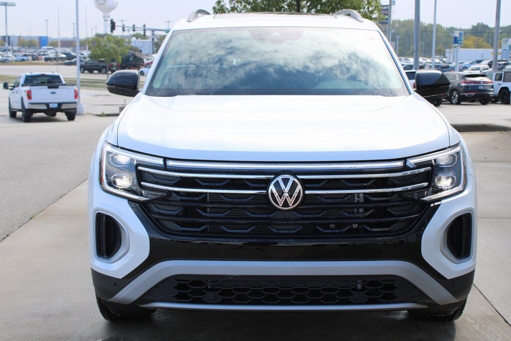 2026 Volkswagen Atlas Peak Edition SE photo 2