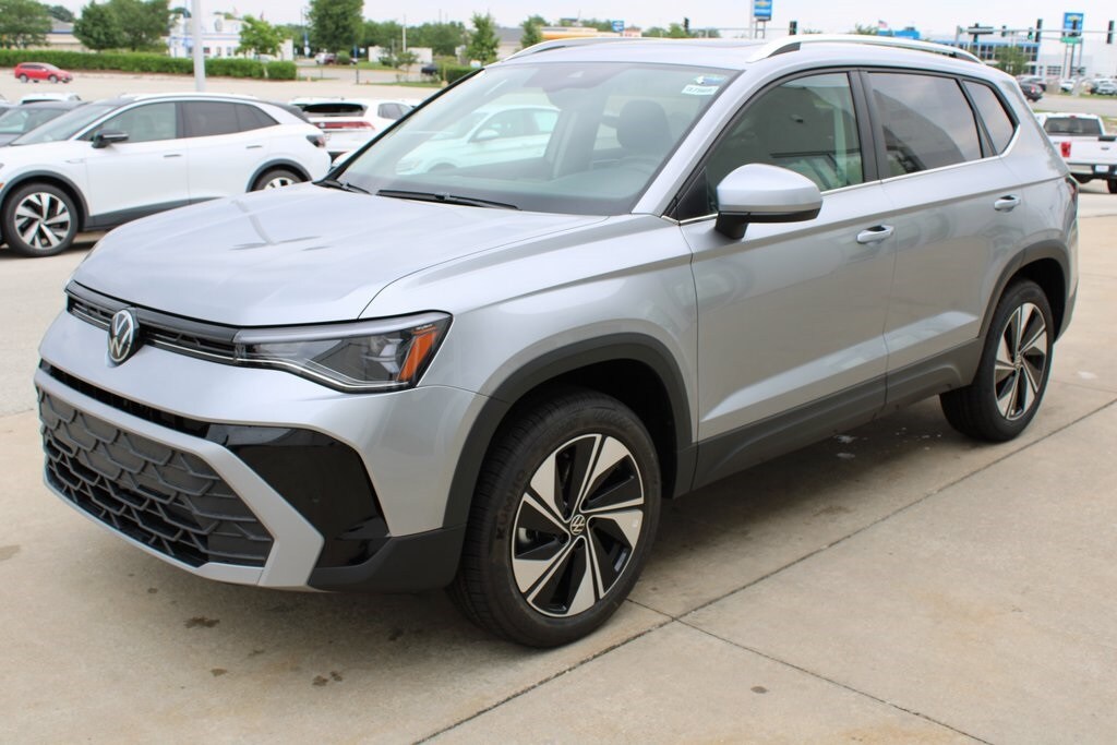 2025 Volkswagen Taos SE photo 3