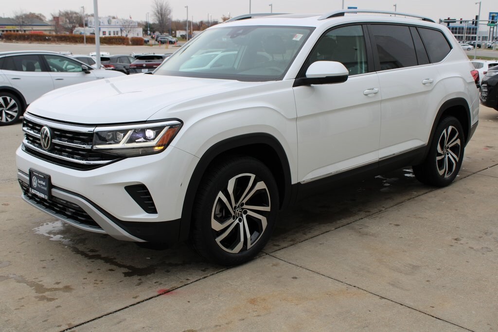 2022 Volkswagen Atlas SEL photo 3