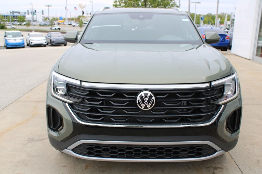 New 2026 Volkswagen Atlas Cross Sport 2.0T SE w/Technology SUV