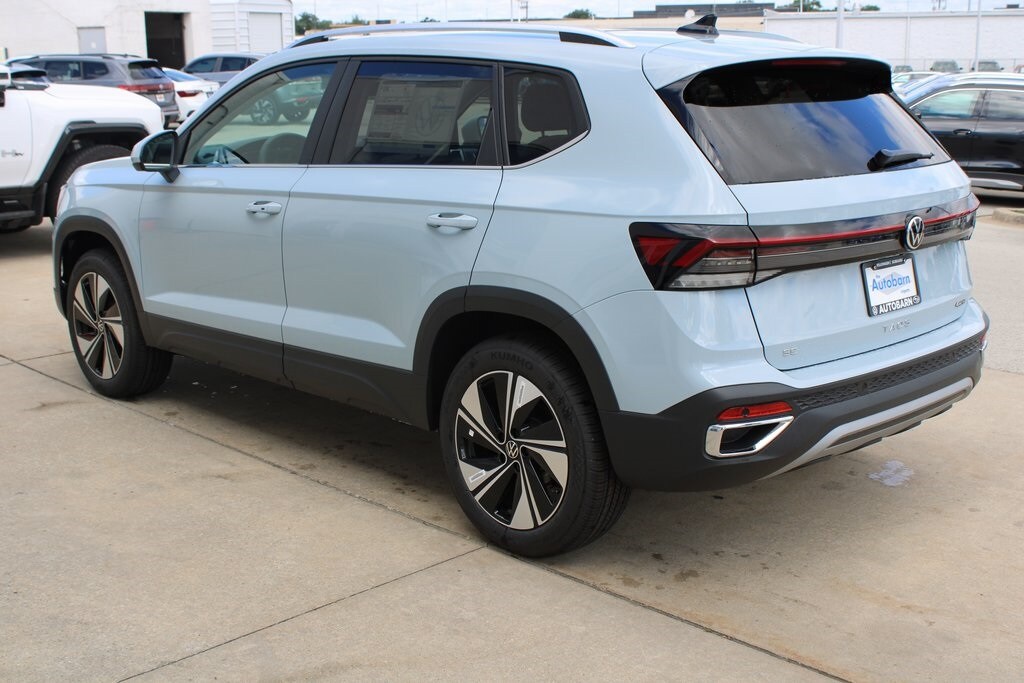 2025 Volkswagen Taos SE photo 3