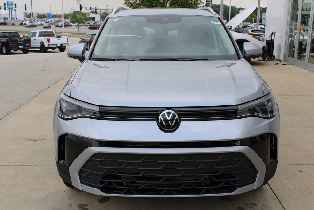 2025 Volkswagen Taos SE photo 2