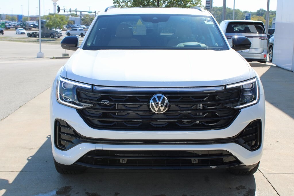 2026 Volkswagen Atlas Cross Sport SEL R-Line photo 2