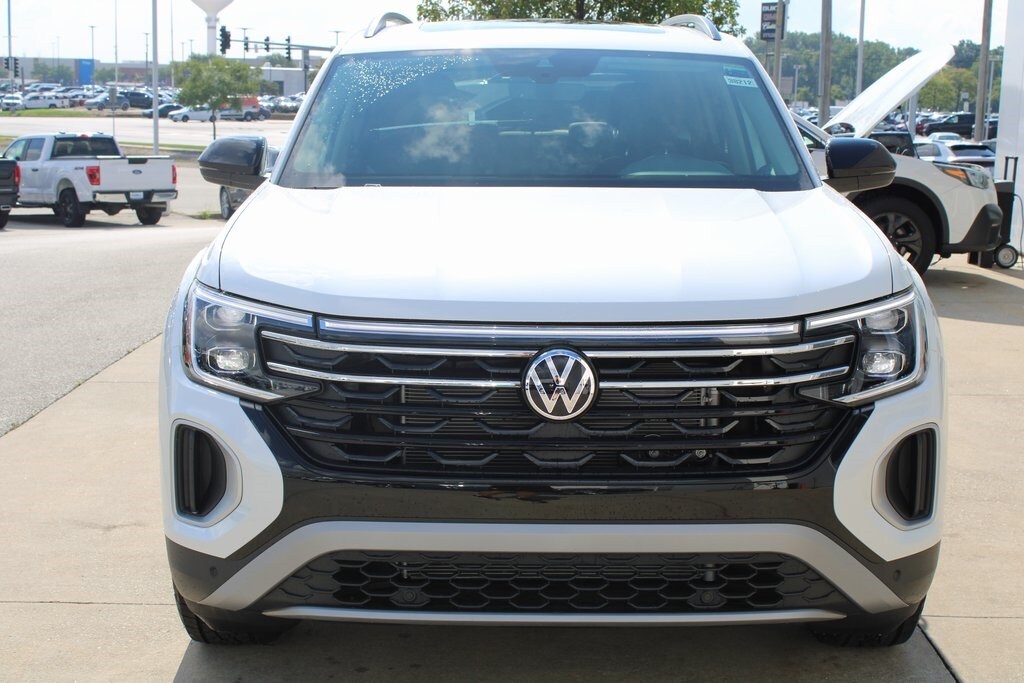 2026 Volkswagen Atlas Peak Edition SE photo 2