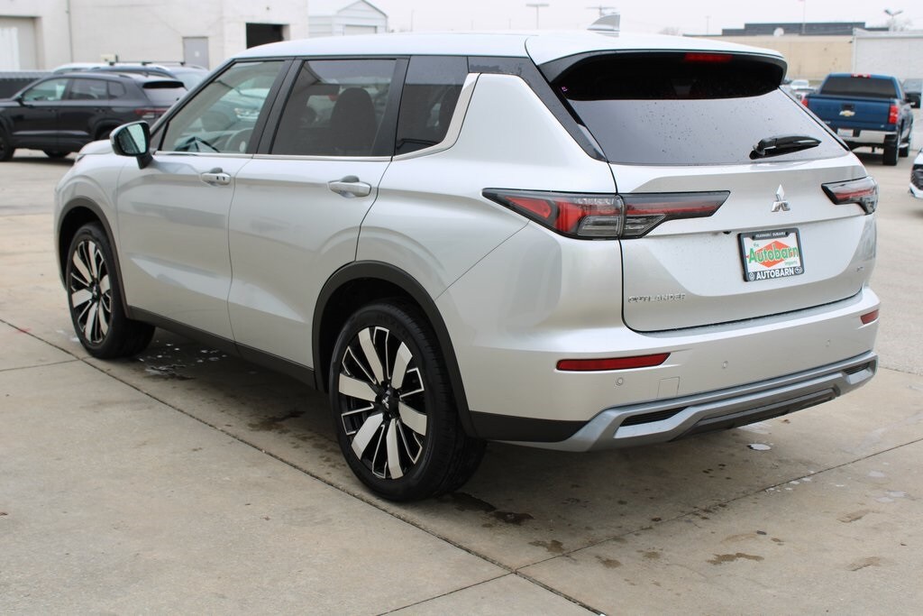 2025 Mitsubishi Outlander SE photo 3