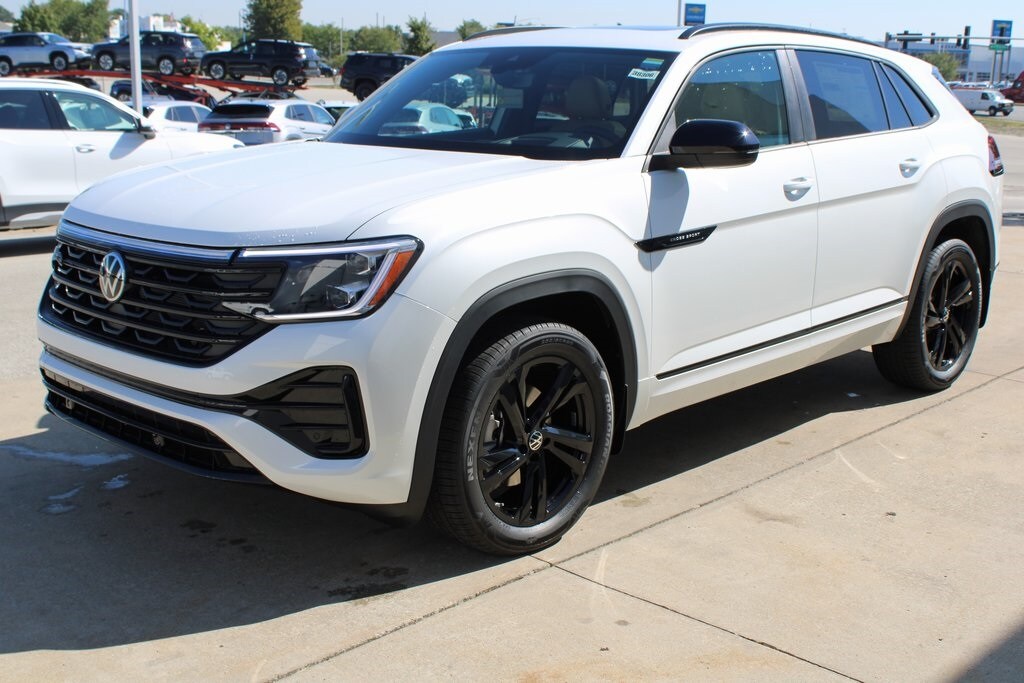 2026 Volkswagen Atlas Cross Sport SEL R-Line photo 3