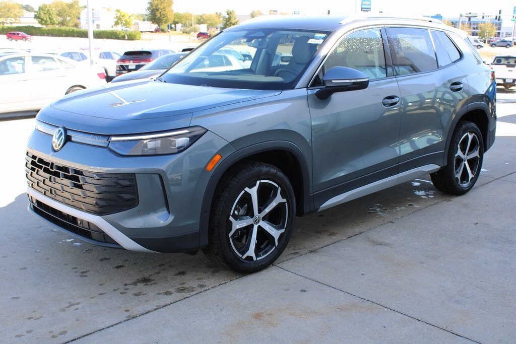 New 2025 Volkswagen Tiguan 2.0T SE SUV
