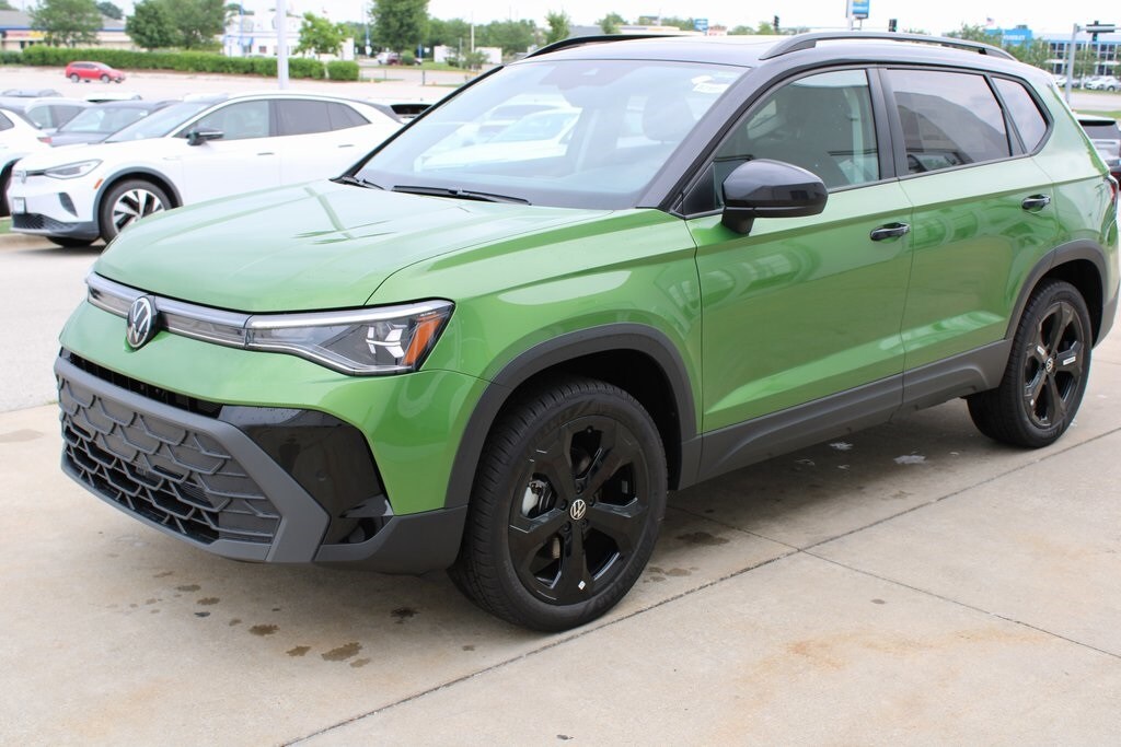 2025 Volkswagen Taos SE photo 3