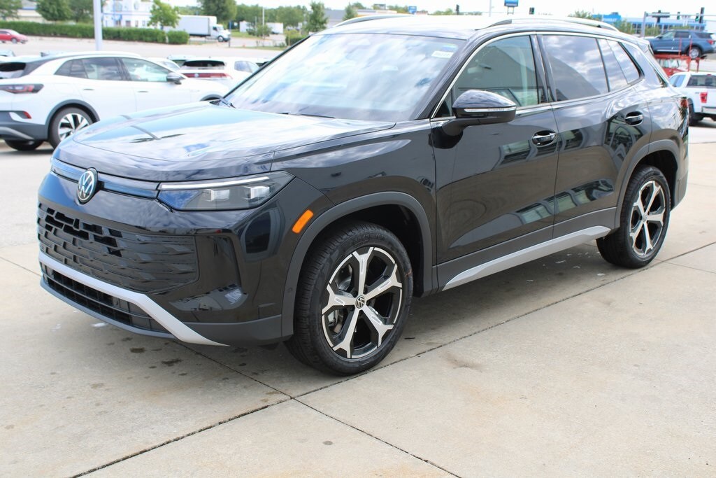 2025 Volkswagen Tiguan SE photo 3