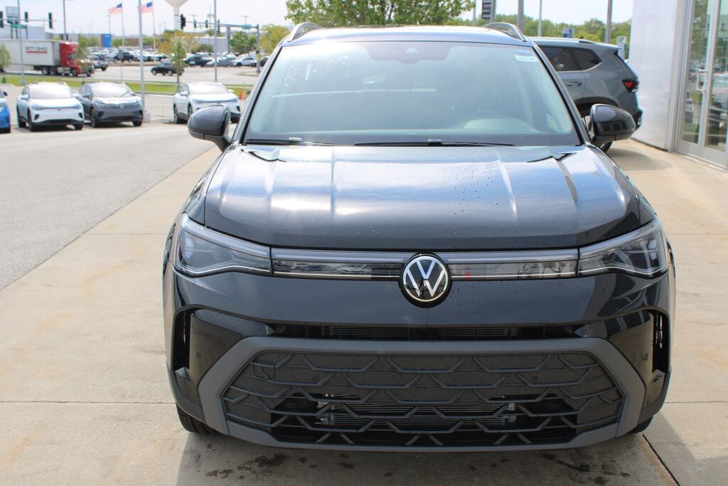 New 2026 Volkswagen Taos 1.5T SE Black SUV