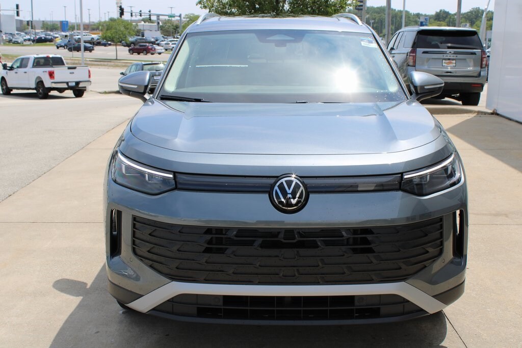 2025 Volkswagen Tiguan SE photo 2